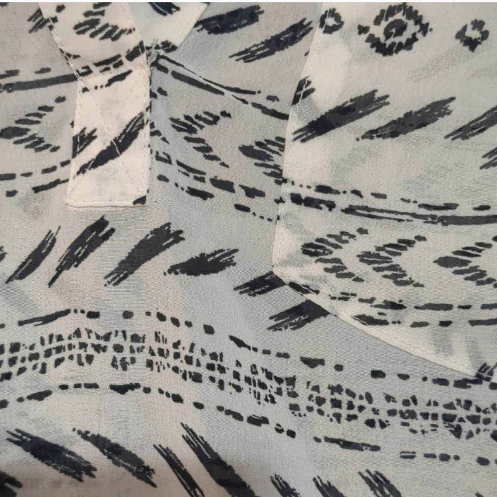 💥4 For $20💥Maurices White and Blue Patterned Blouse Size Small - Picture 6 of 7